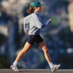 Mulher aproveitando os benefícios de caminhar diariamente