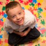 Criança com sinais e sintomas de autismo
