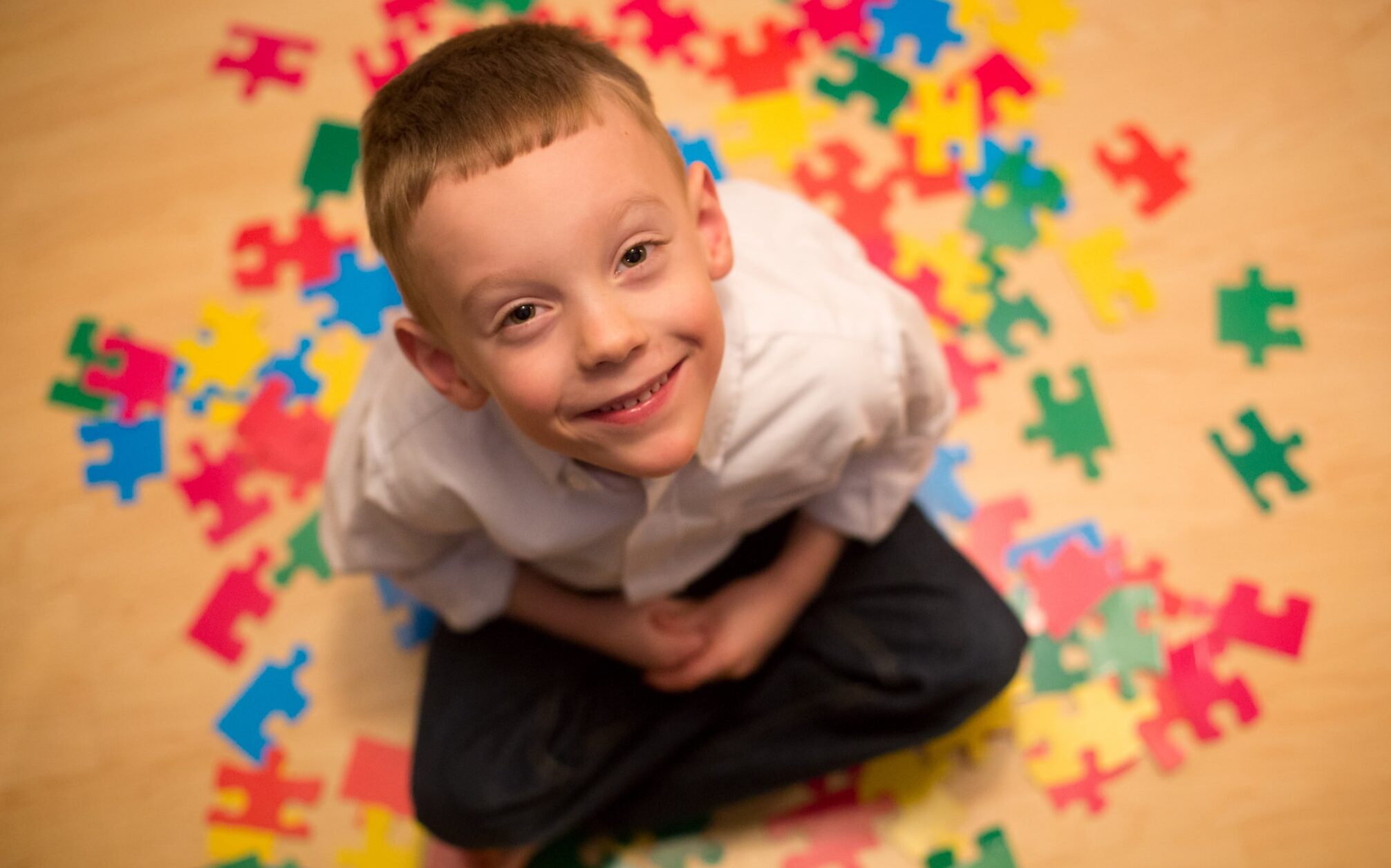 Criança com sinais e sintomas de autismo
