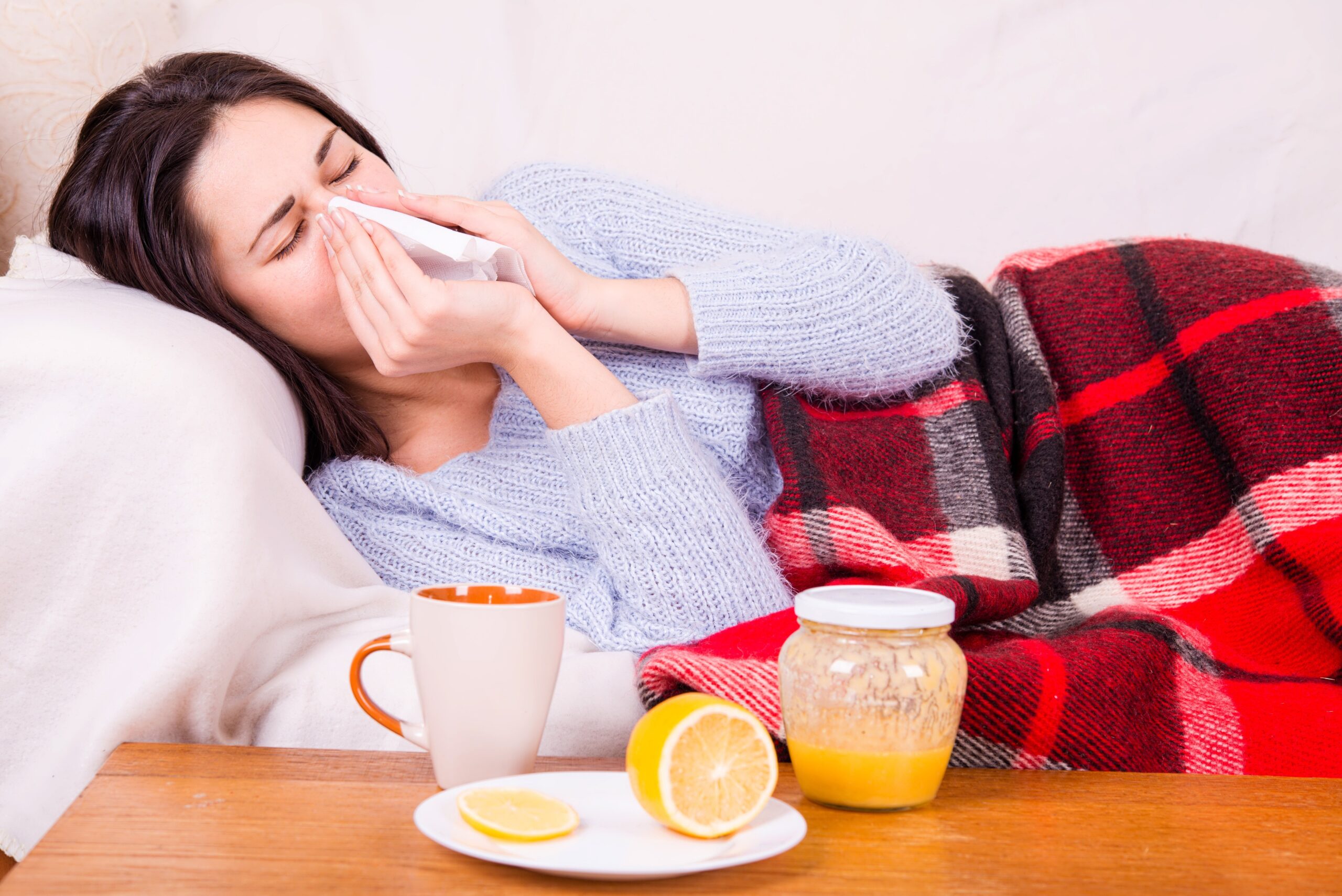 Pessoa doente com sintomas de gripe ou resfriado.