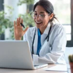 Consulta médica por videochamada, representando a prática da telemedicina e o atendimento remoto à saúde com tecnologia.