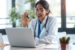 Consulta médica por videochamada, representando a prática da telemedicina e o atendimento remoto à saúde com tecnologia.