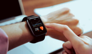 Mulher consultando dados de saúde no smartwatch durante caminhada ao ar livre