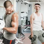 Homem sentado em academia durante pausa nos treinos, ilustrando perda de massa muscular após período sem exercício