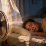Pessoa dormindo com ventilador ligado durante a noite