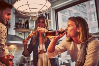 Pessoas tomando coca-cola zero