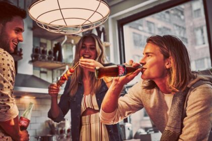 Pessoas tomando coca-cola zero
