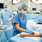 Entenda as diferenças vitais entre assepsia e antissepsia. Descubra como essas práticas de higiene previnem infecções e garantem a segurança em procedimentos médicos.