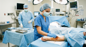 Entenda as diferenças vitais entre assepsia e antissepsia. Descubra como essas práticas de higiene previnem infecções e garantem a segurança em procedimentos médicos.